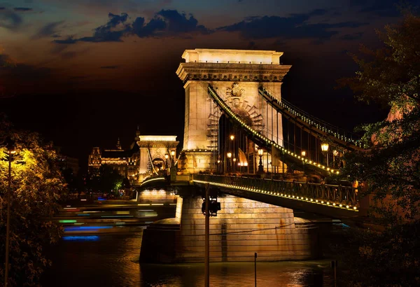 Nacht über Kettenbrücke — Stockfoto