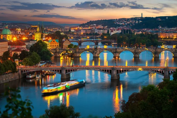 Beleuchtete Brücken in Prag — Stockfoto