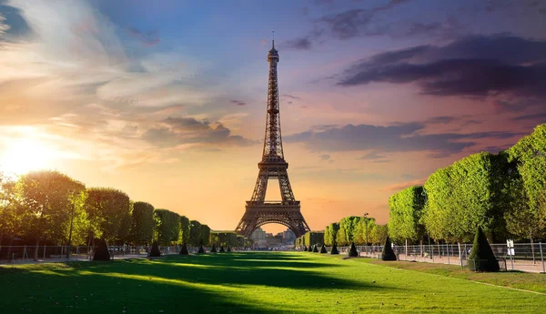 Východ slunce a Eiffelova věž — Stock fotografie