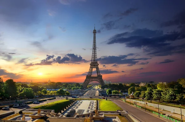 Torre Eiffel e fontes — Fotografia de Stock