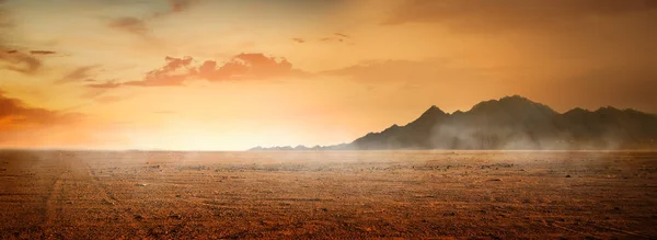 Wüste und Berge — Stockfoto