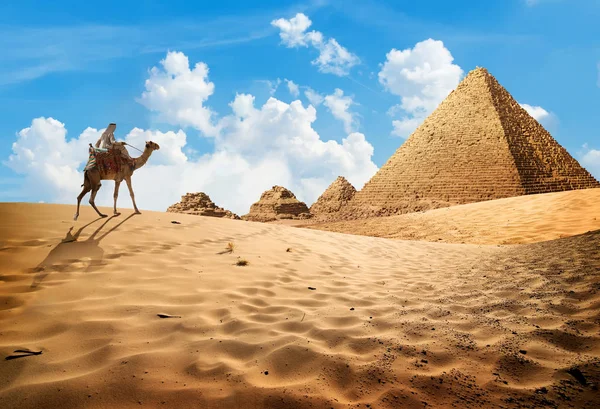 Deve pyramids yakınındaki — Stok fotoğraf