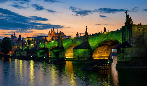 Grüne Beleuchtung der Brücke — Stockfoto