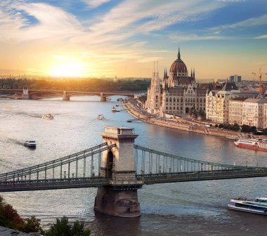 Budapeşte'de parlak günbatımı