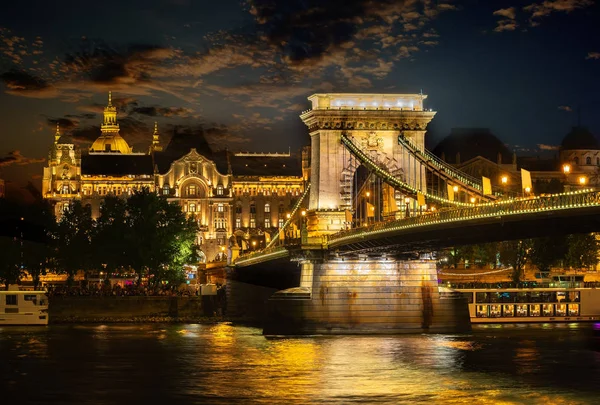 Illuminazione del Ponte delle Catene — Foto Stock