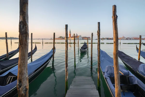 Gondol Venedik Teki San Giorgio Maggiore Manzaralı Rıhtıma Demirlemiş — Stok fotoğraf