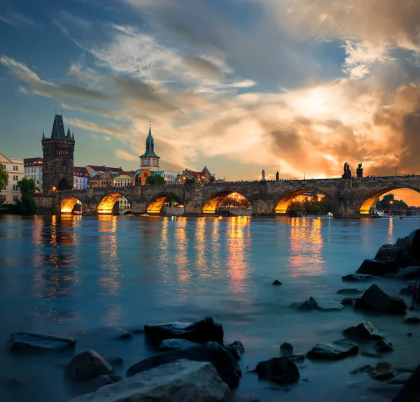 Dämmerung und Karlsbrücke — Stockfoto