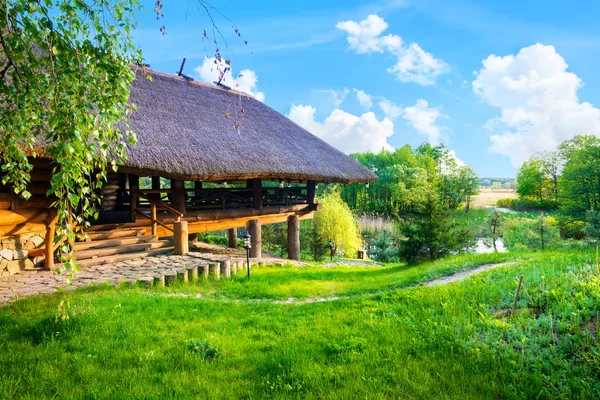 Houten huis in de zomer — Stockfoto