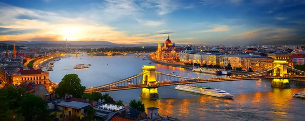 Parliament and bridges — Stock Photo, Image