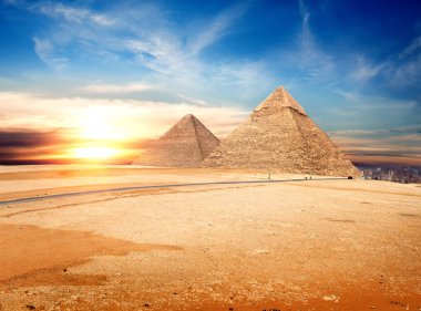 Giza Mısır piramitleri
