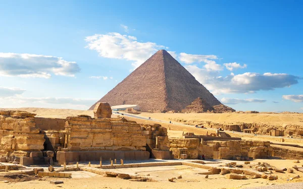 Piramide egiziana nel deserto — Foto Stock