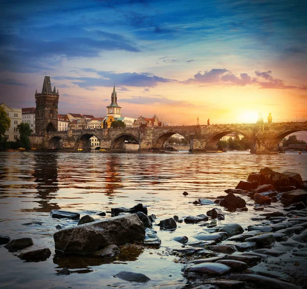 Amanecer sobre el puente Charles — Foto de Stock