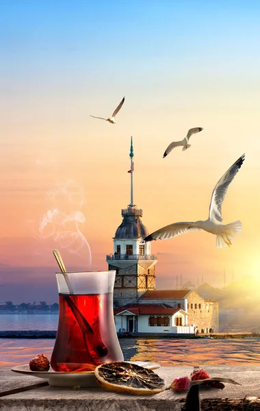 Tee und Mädchenturm — Stockfoto