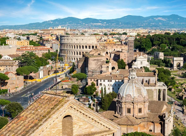 Colosseo e basilica di Roma — Foto Stock