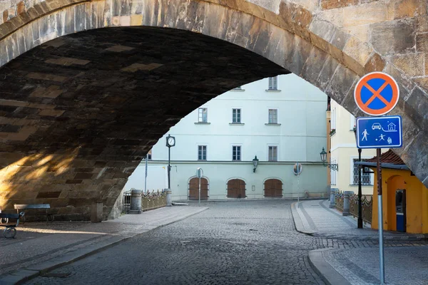 Calle bajo el puente — Foto de Stock