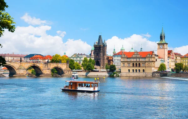 Туристическая лодка в Праге — стоковое фото