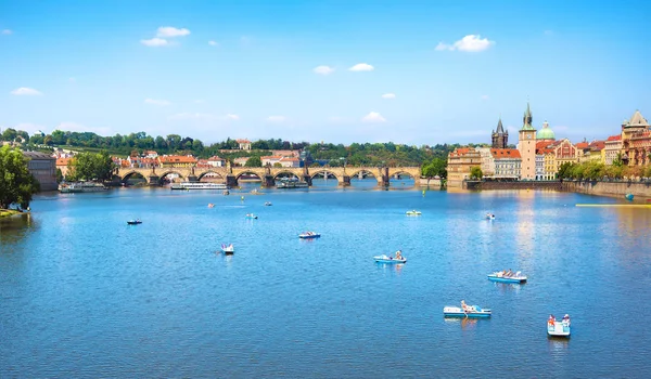 Die Karlsbrücke — Stockfoto