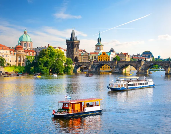 Karlsbrücke in Prag — Stockfoto