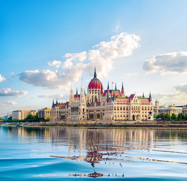 Parlamento e Danúbio — Fotografia de Stock
