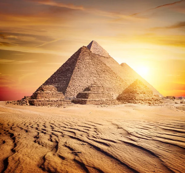 砂漠とピラミッド — ストック写真