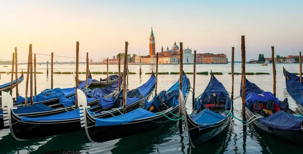 Пришвартованные гондолы на венецианском рассвете — стоковое фото