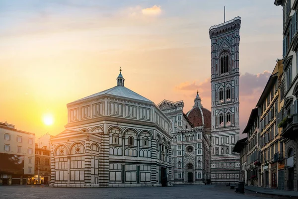 Zonsopgang en basiliek in Florence — Stockfoto