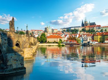 eski şehrin üzerinde göster