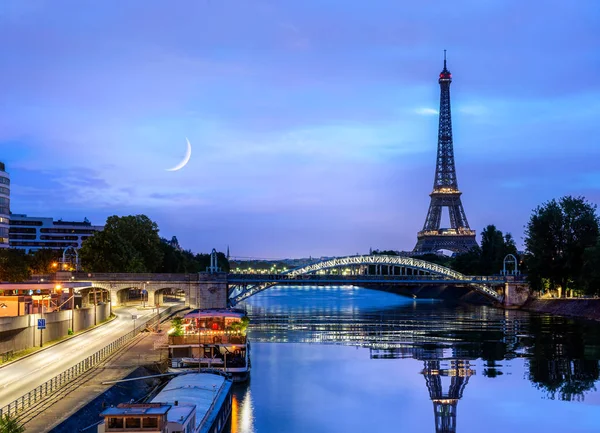 Torre Eiffel e lua — Fotografia de Stock