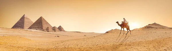 Deserto e pirâmides — Fotografia de Stock