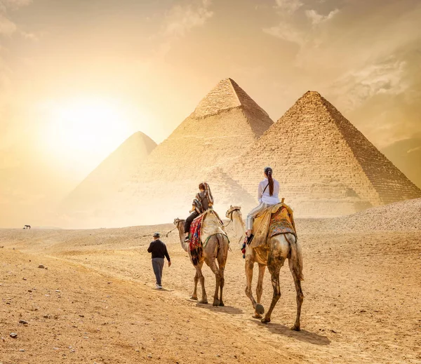 Caravana y las pirámides — Foto de Stock