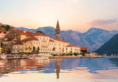 Gün batımında Perast