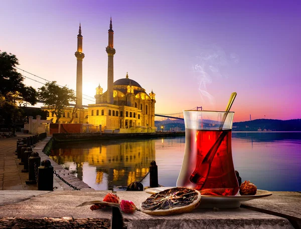 Чай и мечеть — стоковое фото