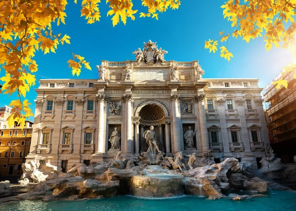 Trevi Fountain in autumn — Stock Photo, Image