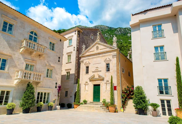 Perast y la Iglesia — Foto de stock gratuita