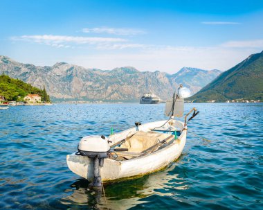 Kotor körfezinde bir tekne.
