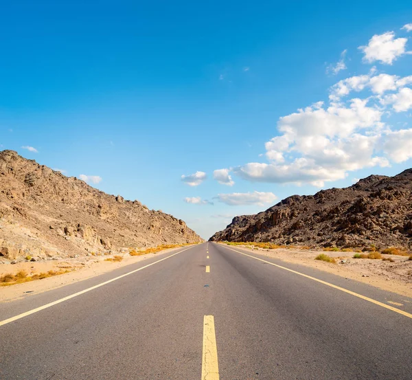 Road in Egyptian desert — Stock Photo, Image