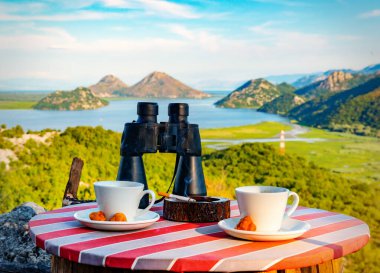 Dağlar ve Skadar Gölü