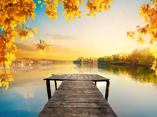 가을과 잔잔 한 연못 — 스톡 사진