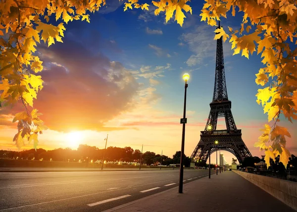 Herfst Parijs bij zonsondergang — Stockfoto