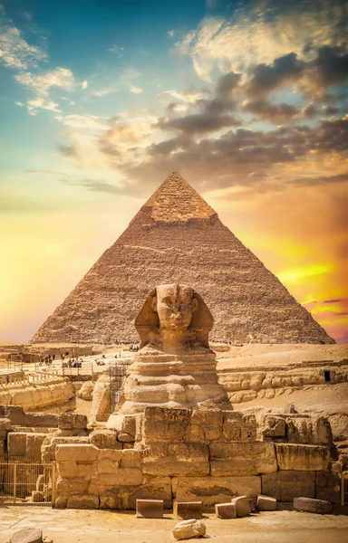 Μεγάλη σφίγγα και πυραμίδα — Φωτογραφία Αρχείου
