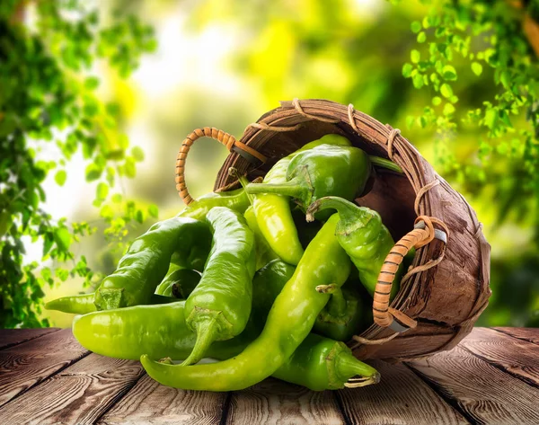 Groene peper in een mand — Stockfoto