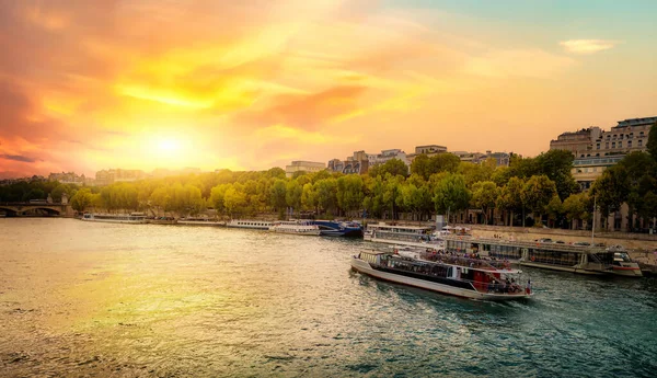 Puesta de sol sobre el río Sena —  Fotos de Stock