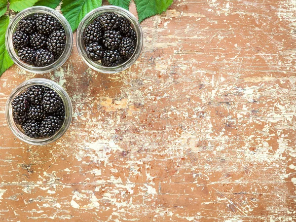 Blackberry Frasco Vidro Fundo Madeira — Fotografia de Stock
