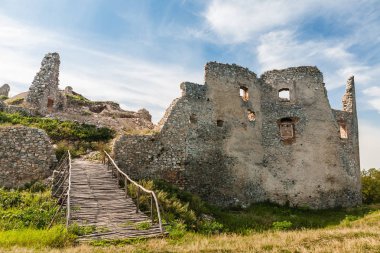 Slovakya yaz gününde Appony kalesi kalıntıları ediyor