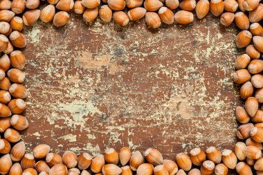 Ahşap arka plan üzerinde bir çerçeve içinde taze fındık üstten görünüm