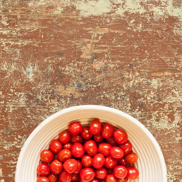 Tomaten Einer Schüssel Auf Rustikalem Tisch Mit Kopierplatz Für Text — Stockfoto