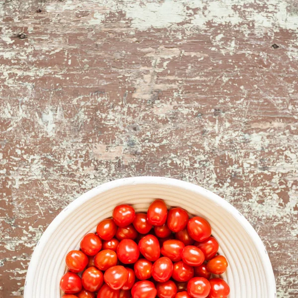 Tomates Rojos Tazón Malvado Sobre Fondo Madera Con Espacio Para —  Fotos de Stock