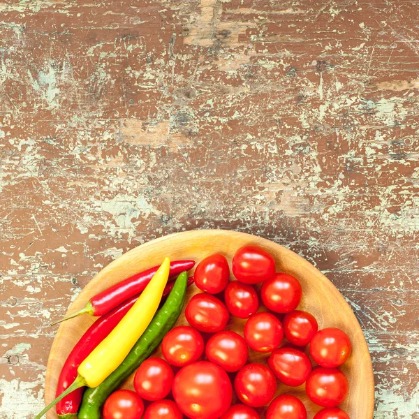 Verduras frescas cultivadas en casa en un tazón sobre fondo de madera —  Fotos de Stock