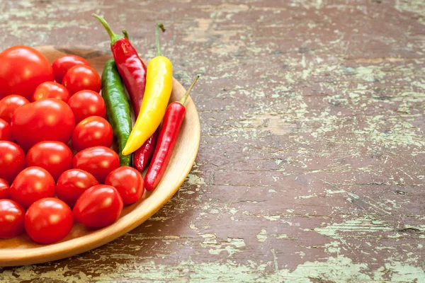 Tomates cherry maduros y chile sobre la mesa con espacio para copiar —  Fotos de Stock