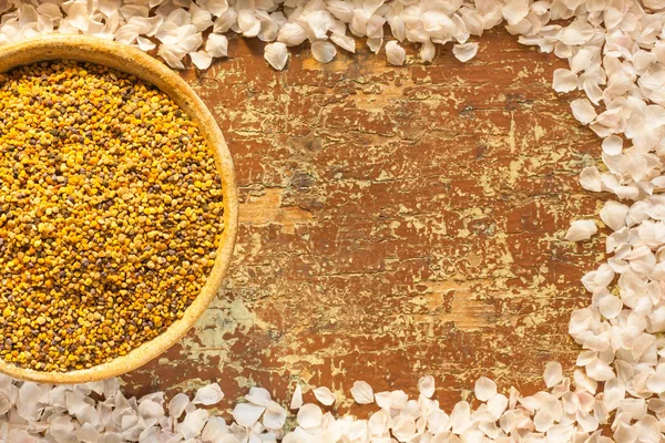 Honey Bee pollen i ram av vita blomblad — Stockfoto